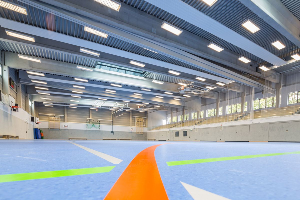 Im Sportunterricht sind die Felder durch Trennvorhänge separat nutzbar. Im Sportunterricht sind die Felder durch Trennvorhänge separat nutzbar.