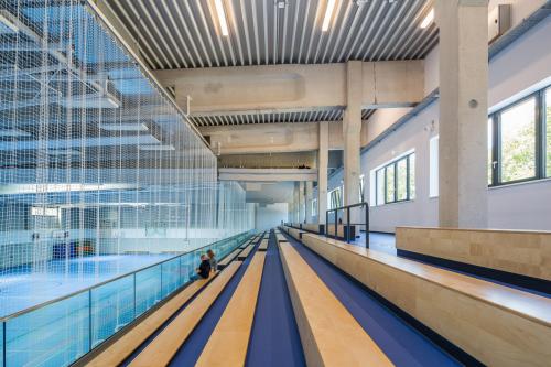 Die Tribüne bietet Platz und Überblick für über 400 Besucher.