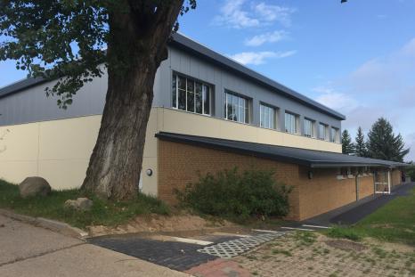 Auf der Rückseite befindet sich ein Nebeneingang, über den die Nutzungsbereich der Berufsbildenden Schulen erreicht werden.