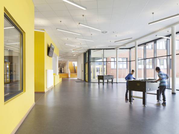Farbakzente thematisch im gesamten Schulgebäude der Oberschule Zeven unterteilt.