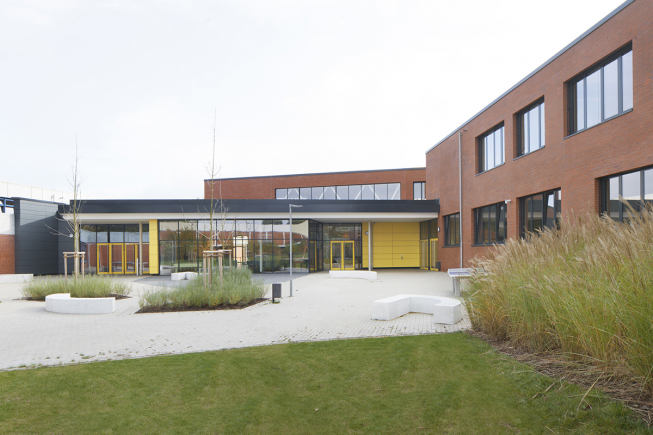 Dier Neubau der Oberschule Zeven (Niedersachsen) hat ein großzügig, verglastes Forum (Bilder: Frank Aussieker Fotografie)