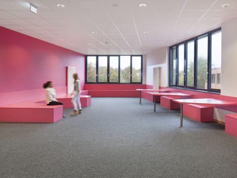 Ansprechendes Farbdesign auf allen Etagen im neuen Schulgebäude wie hier in offenen Lernbereichen der Oberschule Zeven in Niedersachsen