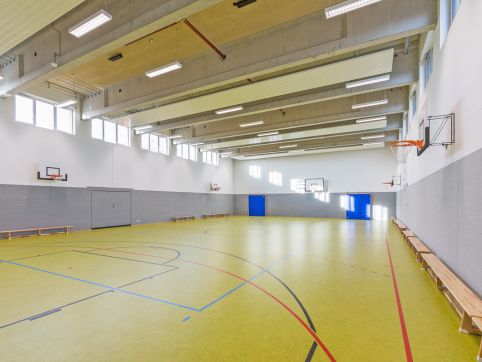 Neben den Sportflächen auf dem Aussengelände wurde auch eine Sporthalle im Neubau der Gemeinschaftsschule Greußen geschaffen