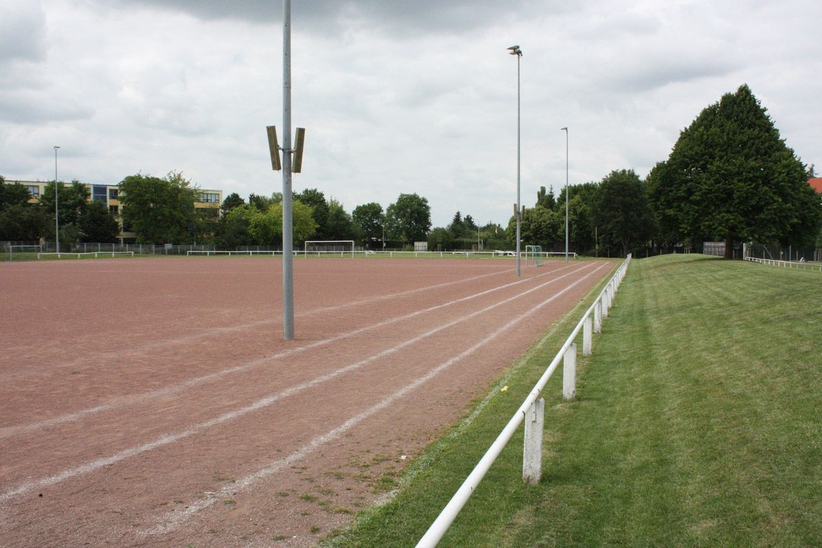 Die Sportanlage „Borntalweg“ erhält statt des Tennenplatzes ein Kunstrasenspielfeld und eine neue Kleintribüne.