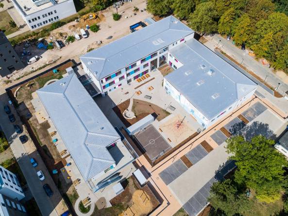 Der Bildungscampus von oben. Ganztagsgrundschule, Einfeld- und Mehrzwecksporthalle, Kita und Krippe  mithilfe eines Totalunternehmers.