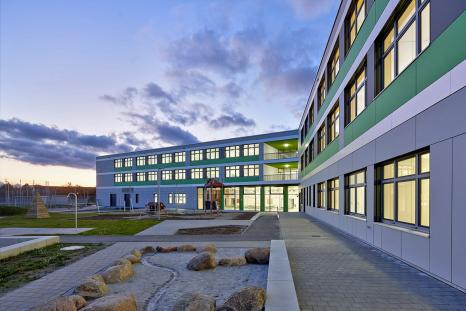 Aussenansicht mit Schulgelände des Neubaus Grundschule Hoppegarten bei Berlin (Bilder: Fotograf Jens Gerber)