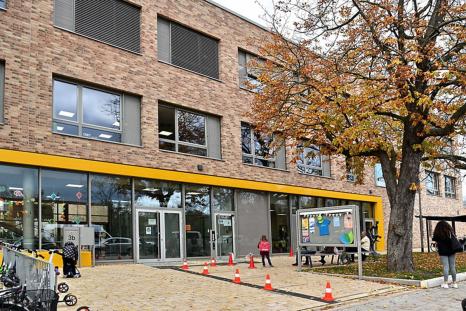 Fertiggestellte Kita, Grundschule und Einfeldsporthalle in Hannover (Bild: pbr Planungsbüro Rohling AG im Auftrag Ed. Züblin AG)