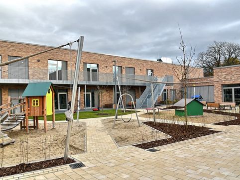 Blick auf den Innenbereich mit Spielplatz des Kindergartens am Welfenplatz in Hannover.