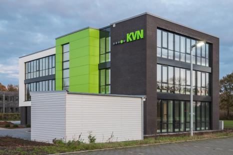 Offen und modern präsentiert sich der Neubau für die Kassenärztliche Vereinigung in Stade (Bild: flatauarchitekten Osnabrück / H. F. Wiebe GmbH & Co. KG ).