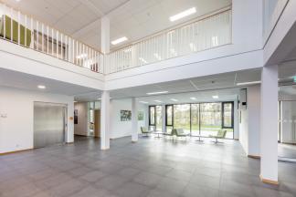 Das helle und großzügige Foyer des Kreishaus II (Bild: Aug. Prien Bauunternehmung GmbH & Co. KG)