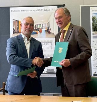 V. l. n. r.: Lutz Löhn (Leiter der Implenia-Zweigniederlassung Jena), Landrat Andreas Heller – Bild: VBD Beratungsgesellschaft für Behörden mbH