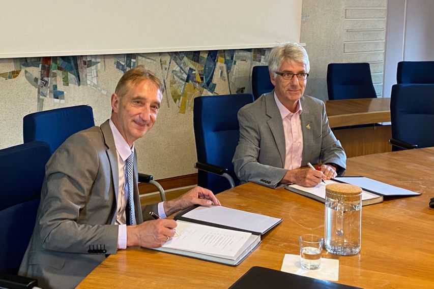 Bürgermeister Michael Kurz und Markus Kellner, Bereichsleiter und Prokurist der Depenbrock Partnering GmbH & Co. KG bei der Vertragsunterzeichnung.
