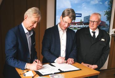 V. l. n. r.: Markus Kellner (Geschäftsführer Depenbrock Partnering GmbH & Co. KG), Dr. Ingo Meyer (Oberbürgermeister der Stadt Hildesheim), Heiko Pfänder (Leiter der Berufsfeuerwehr Hildesheim)