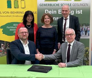 V. l. n. r.: Herr Johannes Adomeit (Firma Peter Gross Hochbau GmbH & Co. KG), Frau Gabriele Braun (Schulleiterin Emil-von-Behring-Schule Geislingen), Frau Ilse Messerschmid (Schulleiterin Gewerbliche Schule Geislingen), Herr Roland Rimbach (Schulleiter Kaufmännische Schule Geislingen), Herr Landrat Edgar Wolff