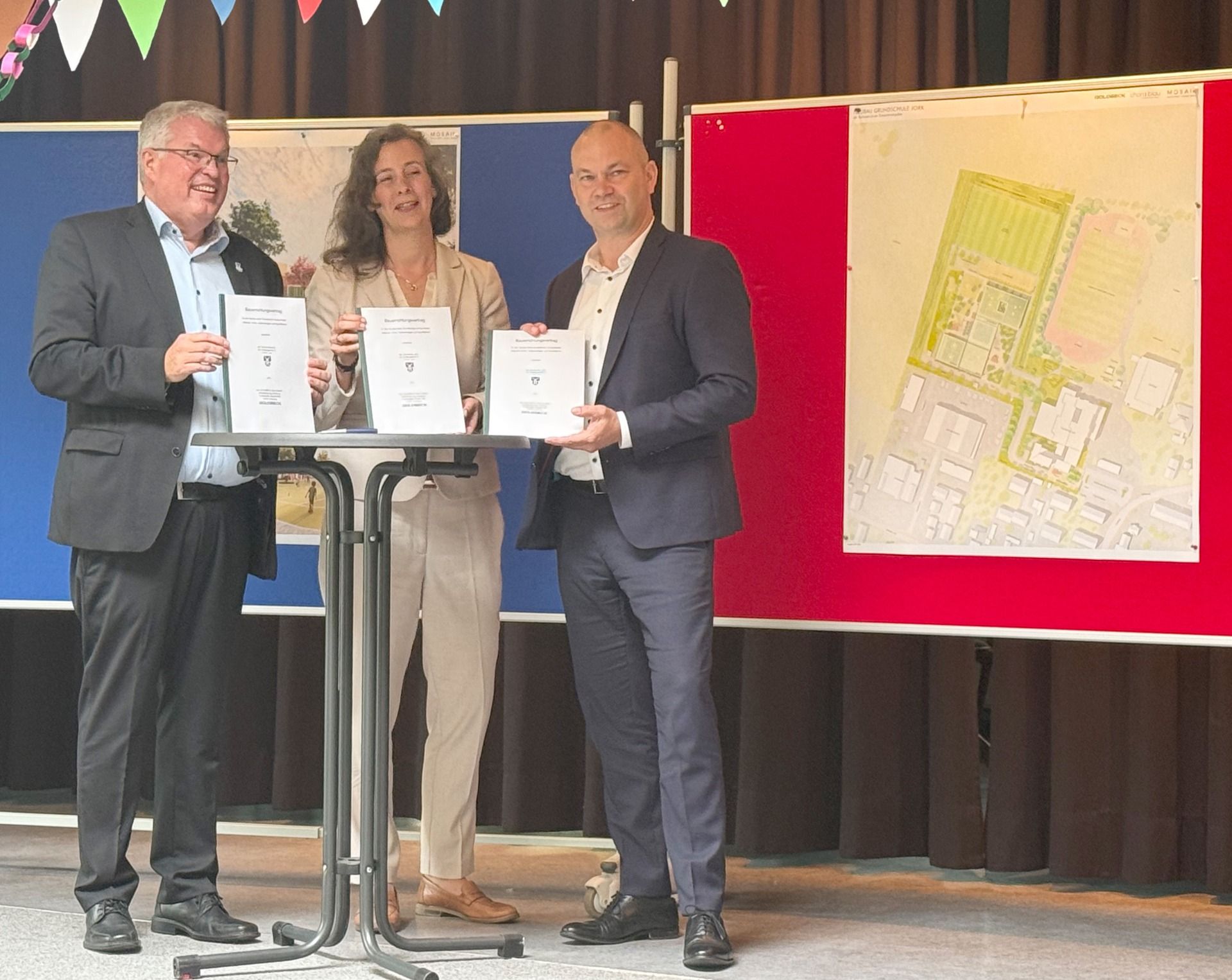 V.l.n.r.: Matthias Riel, Bürgermeister Gemeinde Jork sowie von GOLDBECK Nord Anjani Willing (Niederlassungsleiterin Hamburg) und Mario Kling (Geschäftsführer) V.l.n.r.: Matthias Riel, Bürgermeister Gemeinde Jork sowie von GOLDBECK Nord Anjani Willing (Niederlassungsleiterin Hamburg) und Mario Kling (Geschäftsführer)