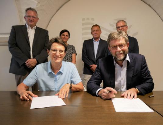 v.l.n.r. vorn:  Bürgermeisterin Doris Schröter; Hans-Jörg Reisch, Geschäftsführer Georg Reisch GmbH & Co.KG  hinten: Dr. Eckart Reicherter, VBD; Alexandra Zedelmayr, Projektleiterin Stadt Bad Saulgau; Roland Schmidt, Stadtbaumeister Bad Saulgau; Wolfgang Müller, Geschäftsführer Georg Reisch GmbH & Co.KG