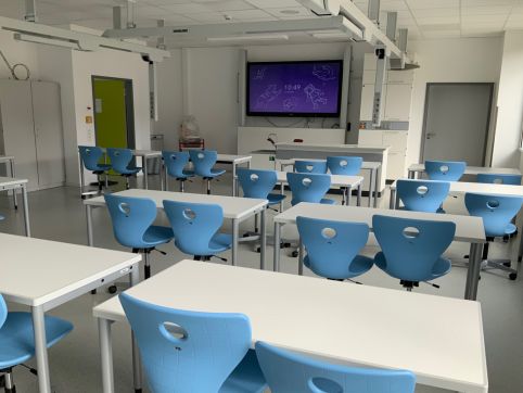 Moderne und technisch voll ausgestattete Lehrräume wurden im Erweiterungsbau in einem engen Terminplan realisiert.